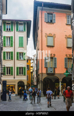 Lugano, Schweiz - 26. August 2013: Touristen an der Via Pessina Street in der Innenstadt von luxuriösen Resort Lugano, Kanton Tessin, Schweiz. Stockfoto