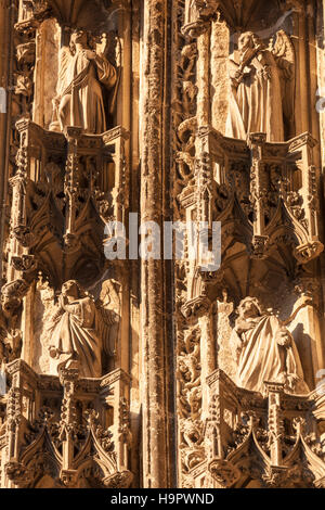 In Stein gehauene Figuren schmücken den Torbogen über dem Haupteingang St. Gatien Cathedral. Stockfoto