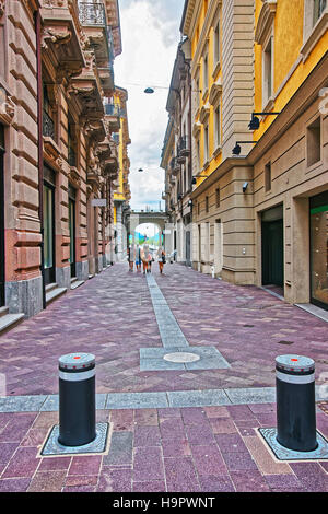 Lugano, Schweiz - 26. August 2013: Street in der Innenstadt von luxuriösen Resort Lugano im Kanton Tessin, Schweiz. Menschen auf dem Hintergrund Stockfoto