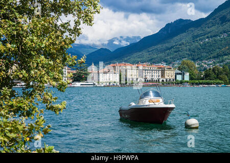 Lugano, Schweiz - 26. August 2013: Motorboot an der Promenade des luxuriösen Resorts in Lugano am Luganer See und Alpen Berge, Kanton Tessin, Stockfoto