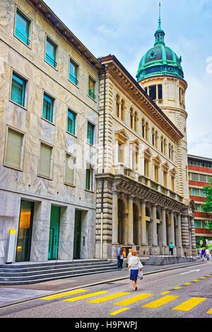 Lugano, Schweiz - 26. August 2013: Glockenturm im Stadtzentrum von luxuriösen Resort Lugano im Kanton Tessin der Schweiz. Menschen auf dem Hintergrund. Stockfoto