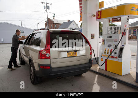 Tankstelle in Connecticut USA - Autofahrer den Bildschirm an einer Tankstelle in der kleinen Stadt von Mystic Connecticut uns reinigen Stockfoto