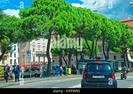 Lugano, Schweiz - 26. August 2013: Street in der Innenstadt von luxuriösen Resort Lugano, Kanton Tessin, Schweiz. Menschen auf dem Hintergrund Stockfoto