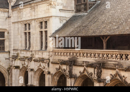 Suche entlang der ersten Etage der Klöster in der Kathedrale von St. Gatien, Tours, Frankreich. Stockfoto