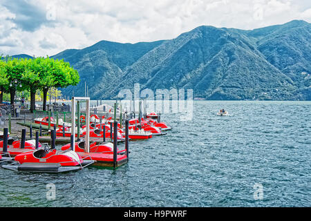 Lugano, Schweiz - 26. August 2013: Katamarane an der Promenade des luxuriösen Resorts in Lugano am Luganer See und Alpen Berge im Ticino canto Stockfoto