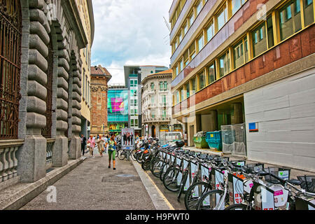 Lugano, Schweiz - 26. August 2013: Street in der Innenstadt von luxuriösen Resort Lugano im Kanton Tessin der Schweiz. Menschen auf dem Hintergrund Stockfoto