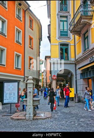 Lugano, Schweiz - 26. August 2013: Touristen an der Via Pessina Street in der Innenstadt von luxuriösen Resort Lugano im Kanton Tessin der Schweiz. Stockfoto