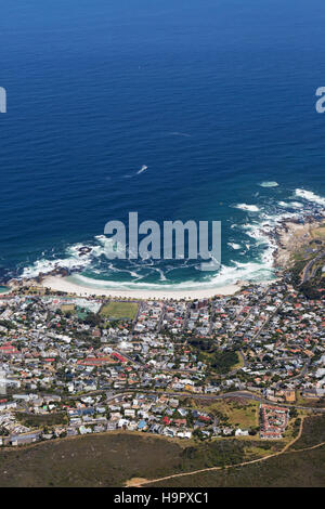 Der Vorort und der Strand von Camps Bay, gesehen von oben auf den Tafelberg, Kapstadt, Südafrika Stockfoto