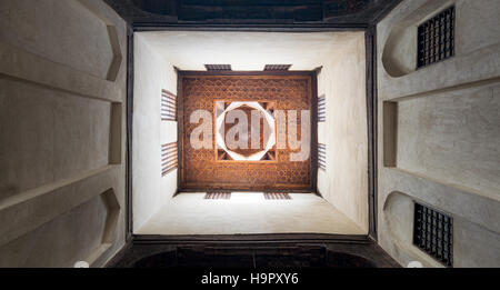 Decke von einem der Zimmer des El Sehemy Haus, eine alte historische osmanische Ära in Kairo, ursprünglich erbaut im Jahre 1648, mit überlappenden Holzfenster Stockfoto