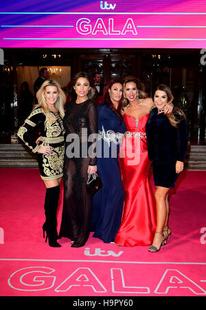 Der echte Hausfrauen Cheshire gegossen Leanne Brown, Misse Beqiri, Lauren Simon, Ampika Pickston und Tanya Bardsley Teilnahme an der ITV-Gala im London Palladium. Stockfoto