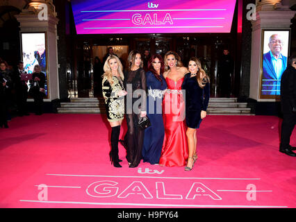 Der echte Hausfrauen Cheshire gegossen Leanne Brown, Misse Beqiri, Lauren Simon, Ampika Pickston und Tanya Bardsley Teilnahme an der ITV-Gala im London Palladium. Stockfoto