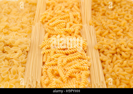 verschiedene Arten von rohen Nudeln als Hintergrund Stockfoto