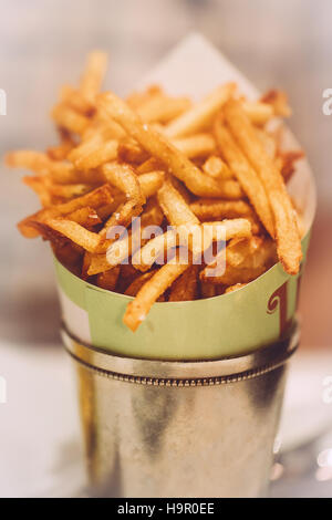 Pommes frites im Metall Blecheimer Stockfoto