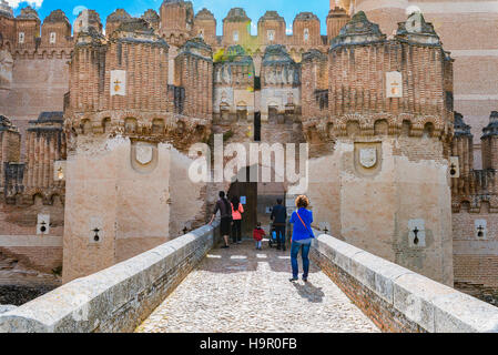 Castillo de Coca, Coca Burg ist eine Festung, die im 15. Jahrhundert errichtet. Koka, Segovia, Castilla y León, Spanien, Europa Stockfoto