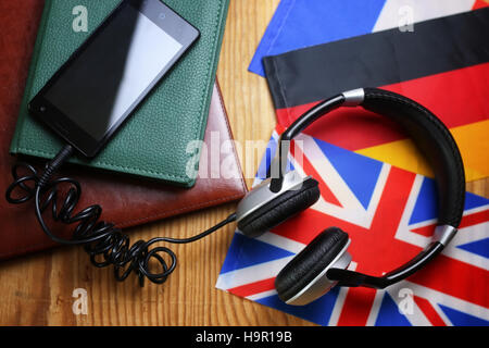 Kopfhörer und Flagge auf einem hölzernen Hintergrund Stockfoto
