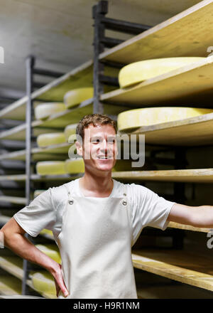 Evillers, Frankreich - 31. August 2016: Käser im Lagerhaus von Comte Käse Reifung Keller in Franche Comte Molkerei in Frankreich Stockfoto