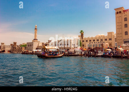 Wassertaxi auf dem Creek, Dubai, Vereinigte Arabische Emirate, Vereinigte Arabische Emirate, Naher Osten Stockfoto