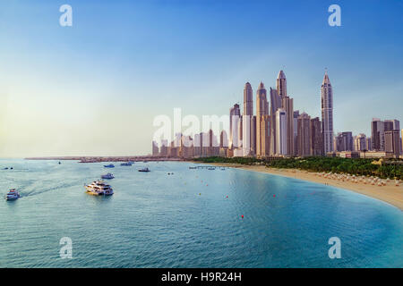 Blick auf Boote vor Skyline der modernen Wolkenkratzern und Strand von Marina Viertel von Dubai Vereinigte Arabische Emirate, UAE Stockfoto