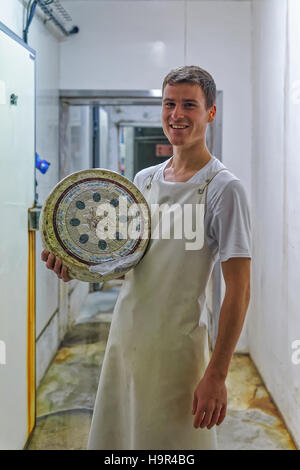 Evillers, Frankreich - 31. August 2016: Käser hält ein Rad des Käses in der Franche Comte Molkerei in Frankreich Stockfoto