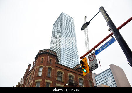 Toronto, Kanada - 16. November 2016: Alte und neue Gebäude in der Innenstadt von Toronto Stockfoto