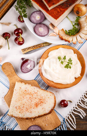 Scheibe Brot mit Schmalz, verteilt auf ein Schneidebrett Stockfoto