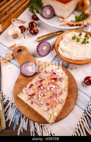 Scheibe Brot mit Schmalz zu verbreiten, auf einem Holzbrett Stockfoto