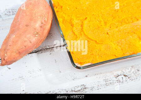 Ofen-Mahlzeit mit Sauerkraut und Süßkartoffeln auf hölzernen Hintergrund Stockfoto