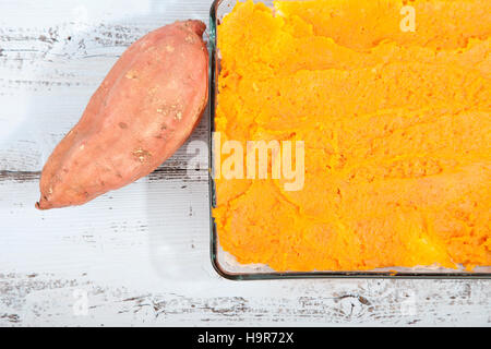 Ofen-Mahlzeit mit Sauerkraut und Süßkartoffeln auf hölzernen Hintergrund Stockfoto