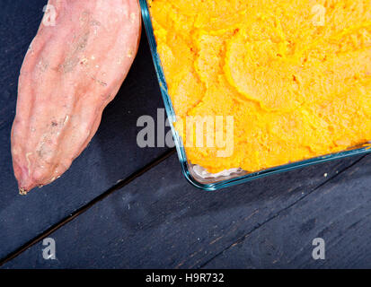 Ofen-Mahlzeit mit Sauerkraut und Süßkartoffeln auf hölzernen Hintergrund Stockfoto