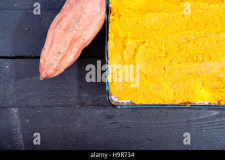 Ofen-Mahlzeit mit Sauerkraut und Süßkartoffeln auf hölzernen Hintergrund Stockfoto