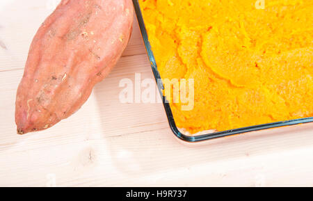 Ofen-Mahlzeit mit Sauerkraut und Süßkartoffeln auf hölzernen Hintergrund Stockfoto