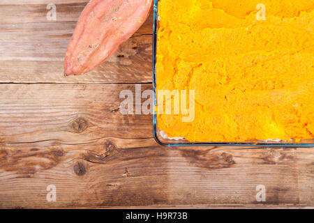 Ofen-Mahlzeit mit Sauerkraut und Süßkartoffeln auf hölzernen Hintergrund Stockfoto