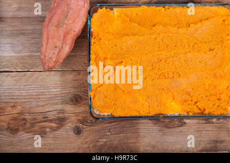 Ofen-Mahlzeit mit Sauerkraut und Süßkartoffeln auf hölzernen Hintergrund Stockfoto