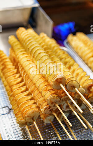 Gebratene Kartoffel-Chips in Myeongdong öffnen Straßenmarkt in Seoul, Südkorea Stockfoto