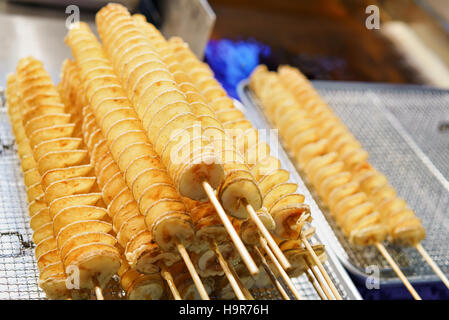 Gebratene Kartoffel-Chips bei Myeongdong öffnen Straßenmarkt in Seoul, Südkorea Stockfoto