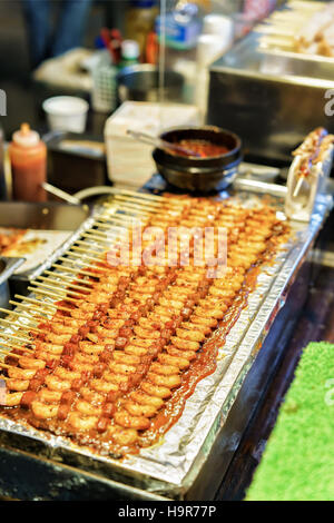 Exotische koreanisches Essen in Myeongdong öffnen Straßenmarkt in Seoul, Südkorea Stockfoto