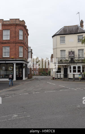 Winslow, Buckinghamshire, Vereinigtes Königreich, 25. Oktober 2016: Beauty Bar und The George Pub am Marktplatz am grauen kalten Morgen, Winslow. Stockfoto