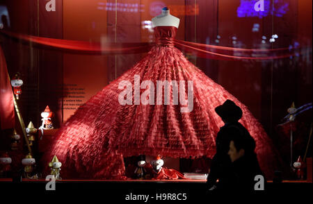 Berlin, Deutschland. 22. November 2016. Fußgänger außerhalb der festlich dekorierten Schaufenster Kaufhaus des Westens (KDW) Department Store in Berlin, Deutschland, 22. November 2016. Foto: Rainer Jensen/Dpa/Alamy Live-Nachrichten Stockfoto