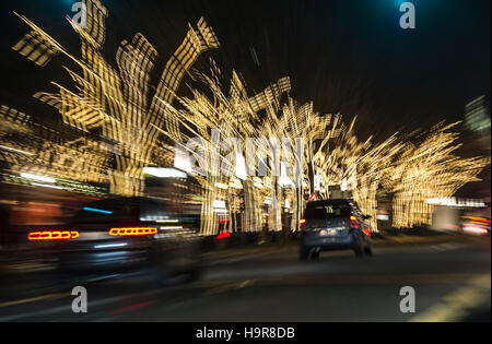 Berlin, Deutschland. 22. November 2016. Die Bäume Leuchten in der Nacht unter Den Linden in Berlin, Deutschland, 22. November 2016. Foto: Paul Zinken/Dpa/Alamy Live News Stockfoto