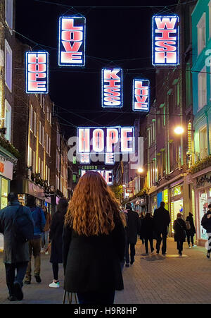 London, UK. 24. November 2016. Weihnachtsbeleuchtung und Dekorationen in der Carnaby Street im West End. Bildnachweis: Dinendra Haria/Alamy Live-Nachrichten Stockfoto