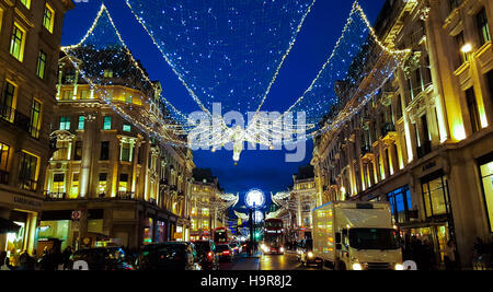 London, UK. 24. November 2016. Weihnachtsbeleuchtung und Dekorationen in der Regent Street im West End. Bildnachweis: Dinendra Haria/Alamy Live-Nachrichten Stockfoto