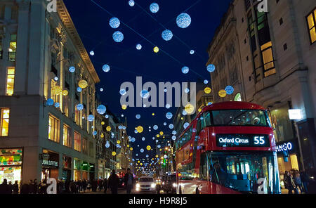 London, UK. 24. November 2016. Weihnachtsbeleuchtung und Dekorationen in der Oxford Street im West End. Bildnachweis: Dinendra Haria/Alamy Live-Nachrichten Stockfoto