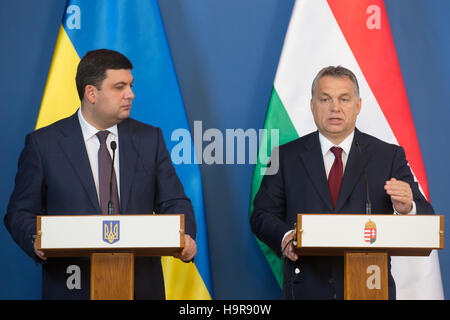 Budapest, Ungarn. 24. November 2016. Hungarian Prime Minister Viktor Orban (R) und seinem ukrainischen Amtskollegen Volodymyr Groysman Teil eine gemeinsame Pressekonferenz nach ihrem Treffen in Budapest, die Hauptstadt von Ungarn, am 24. November 2016. Ungarn unterstützt uneingeschränkt Mitgliedschaft in der Europäischen Union für die Ukraine, sagte ungarische Ministerpräsident Viktor Orban am Donnerstag. © Attila Volgyi/Xinhua/Alamy Live-Nachrichten Stockfoto