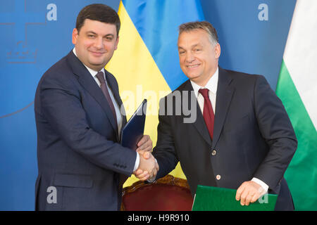 Budapest, Ungarn. 24. November 2016. Hungarian Prime Minister Viktor Orban (R) schüttelt Hände mit seinem ukrainischen Amtskollegen Volodymyr Groysman nach der Unterzeichnung einer Vereinbarung vor einer gemeinsamen Pressekonferenz in Budapest, die Hauptstadt von Ungarn, am 24. November 2016. Ungarn unterstützt uneingeschränkt Mitgliedschaft in der Europäischen Union für die Ukraine, sagte ungarische Ministerpräsident Viktor Orban am Donnerstag. © Attila Volgyi/Xinhua/Alamy Live-Nachrichten Stockfoto