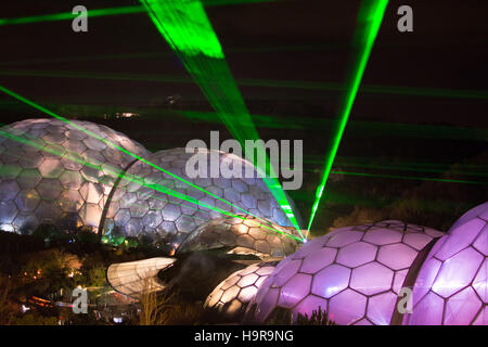 Eden Project, Cornwall, UK. 24. November 2016. Das Festival von Klang und Licht öffnet für die Weihnachtszeit im Eden Project mit einem fantastischen Laser Display. Bildnachweis: Simon Maycock/Alamy Live-Nachrichten Stockfoto