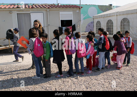 Athen, Griechenland. 24. November 2016. Flüchtlingskinder erhalten Sie vorbereitet, die Schule im neuen Hosting-Camp von Eleonas in Athen, die Hauptstadt von Griechenland, am 24. November 2016 gehen. Eleonas Flüchtlingslager gegründet im Herbst 2015, ist Griechenlands erste offene Auffanglager für Flüchtlinge in den Bezirk Eleonas. Griechische Behörden versuchen ständig an der Verbesserung der Lebensbedingungen von Flüchtlingen in Griechenland nach der Schließung der Balkanroute nach Mitteleuropa gefangen. © Marios Lolos/Xinhua/Alamy Live-Nachrichten Stockfoto