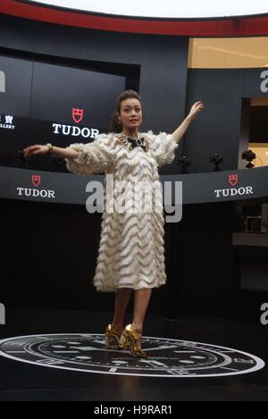 Hong Kong, China. 24. November 2016. Joey Yung besucht Tudor Uhr Förderung Konferenz in Hong Kong, China am 24. November 2016. © TopPhoto/Alamy Live-Nachrichten Stockfoto