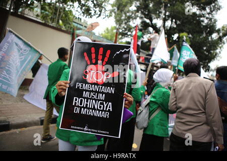 Jakarta, Jakarta, Indonesien. 25. November 2016. Indonesische muslimische Studentendemonstration vor der Myanmar-Botschaft in Jakarta. In ihren Reden verurteilt die Gewalt durch die Regierung von Myanmar gegen die Rohingya, die Religion der Mehrheit des Islam und der indonesischen Regierung und der Vereinten Nationen auch proaktiv zufällig machen Bemühungen um Frieden und Gerechtigkeit für sie © Denny Pohan/ZUMA Draht/Alamy Live News Stockfoto