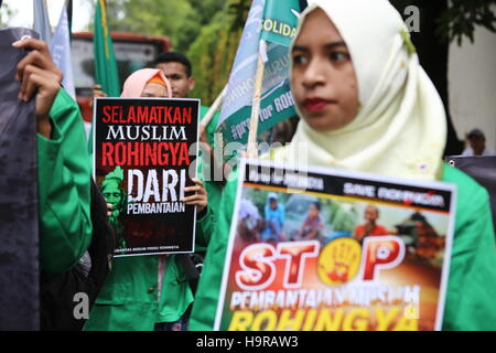 Jakarta, Jakarta, Indonesien. 25. November 2016. Indonesische muslimische Studentendemonstration vor der Myanmar-Botschaft in Jakarta. In ihren Reden verurteilt die Gewalt durch die Regierung von Myanmar gegen die Rohingya, die Religion der Mehrheit des Islam und der indonesischen Regierung und der Vereinten Nationen auch proaktiv zufällig machen Bemühungen um Frieden und Gerechtigkeit für sie © Denny Pohan/ZUMA Draht/Alamy Live News Stockfoto