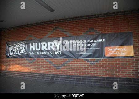 Nord-London, UK. 25. November 2016. Schwarzer Freitag-Banner in Sainsbury, Harringay, Nord-London. Bildnachweis: Dinendra Haria/Alamy Live-Nachrichten Stockfoto